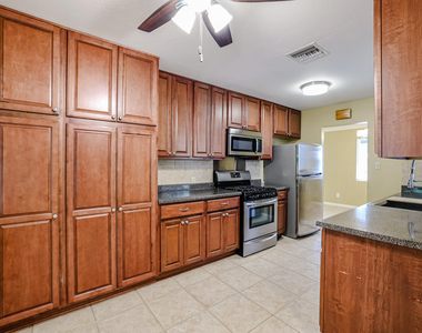 1005 E Cavalier Drive - Photo Thumbnail 8
