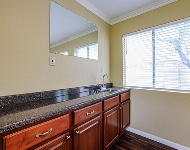 1005 E Cavalier Drive - Photo Thumbnail 14