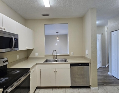 1063 Golden Lakes Boulevard - Photo Thumbnail 5