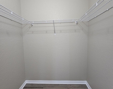 1063 Golden Lakes Boulevard - Photo Thumbnail 10