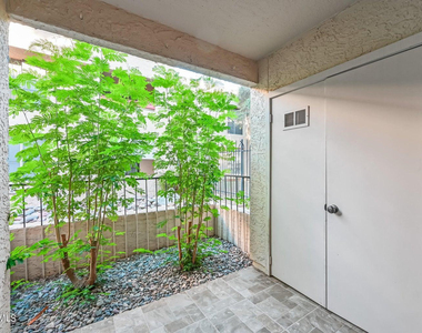 3131 W Cochise Drive - Photo Thumbnail 13