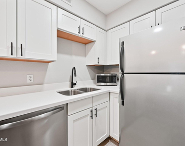 3131 W Cochise Drive - Photo Thumbnail 7