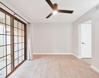 3131 W Cochise Drive - Photo Thumbnail 11