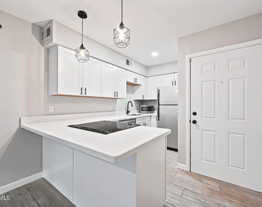 3131 W Cochise Drive - Photo Thumbnail 4