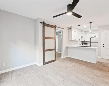 3131 W Cochise Drive - Photo Thumbnail 10