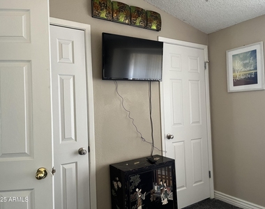5813 N 59th Drive - Photo Thumbnail 10