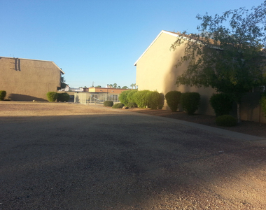 5813 N 59th Drive - Photo Thumbnail 3