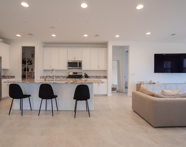 4607 S 111th Drive - Photo Thumbnail 10