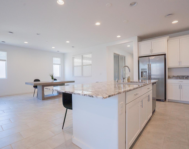 4607 S 111th Drive - Photo Thumbnail 9