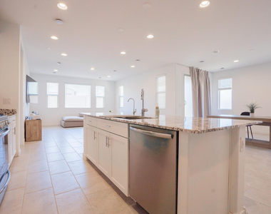 4607 S 111th Drive - Photo Thumbnail 7
