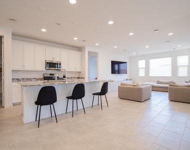 4607 S 111th Drive - Photo Thumbnail 11