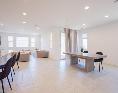 4607 S 111th Drive - Photo Thumbnail 5