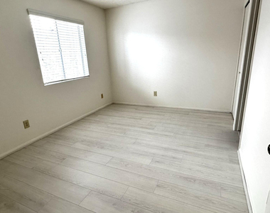 700 W University Drive - Photo Thumbnail 5
