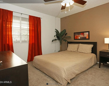 8902 N 19th Avenue - Photo Thumbnail 3