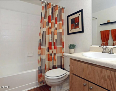 8902 N 19th Avenue - Photo Thumbnail 4
