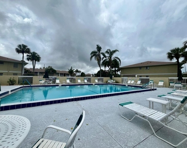 1537 Se Royal Green Circle - Photo Thumbnail 17