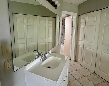 1537 Se Royal Green Circle - Photo Thumbnail 8