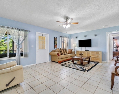 407 Pine Glen Lane - Photo Thumbnail 6