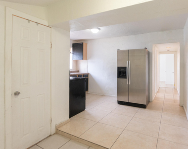 1104 22nd Street - Photo Thumbnail 2