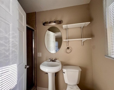 2029 Nw 46th Street - Photo Thumbnail 8