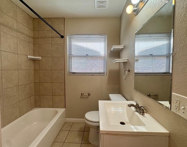 2029 Nw 46th Street - Photo Thumbnail 6