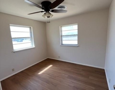 204 Texas Street - Photo Thumbnail 2