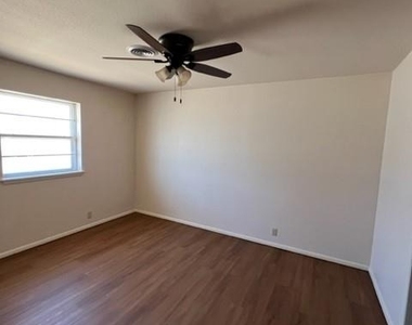 204 Texas Street - Photo Thumbnail 3