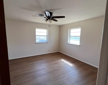 204 Texas Street - Photo Thumbnail 4