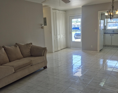 2805 Crosley Drive E - Photo Thumbnail 7