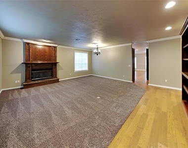 605 Knights Bridge Road - Photo Thumbnail 2