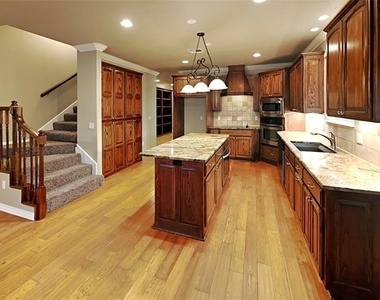 605 Knights Bridge Road - Photo Thumbnail 5