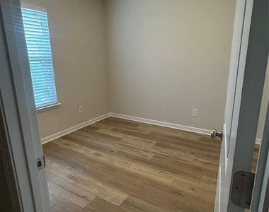 7118 Mclothian Lane - Photo Thumbnail 9