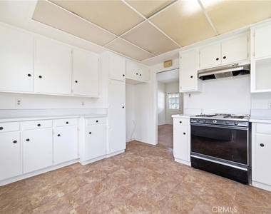 6268 N Muscatel Avenue - Photo Thumbnail 12