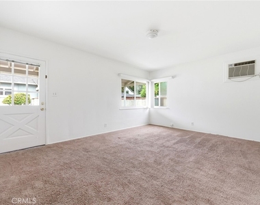 6268 N Muscatel Avenue - Photo Thumbnail 9