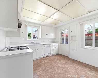 6268 N Muscatel Avenue - Photo Thumbnail 11