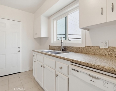 312 Raymondale - Photo Thumbnail 8