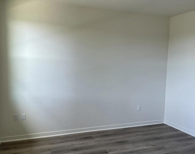 633 Winchester Drive - Photo Thumbnail 17