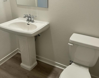 633 Winchester Drive - Photo Thumbnail 6