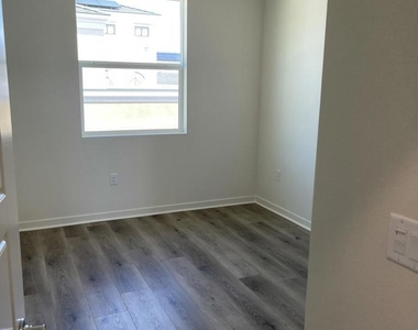 633 Winchester Drive - Photo Thumbnail 15