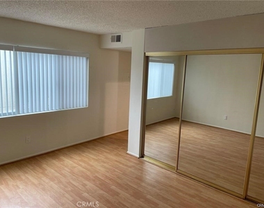 18504 Mayall Street - Photo Thumbnail 9