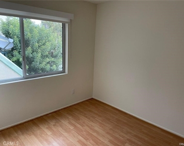 18504 Mayall Street - Photo Thumbnail 10