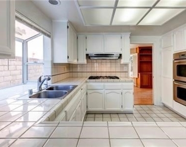 12022 Falcon Crest Way - Photo Thumbnail 9