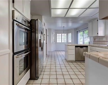 12022 Falcon Crest Way - Photo Thumbnail 11