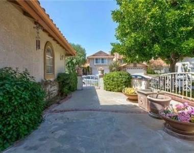 12022 Falcon Crest Way - Photo Thumbnail 4