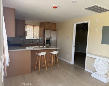 22914 Cantlay Street - Photo Thumbnail 11