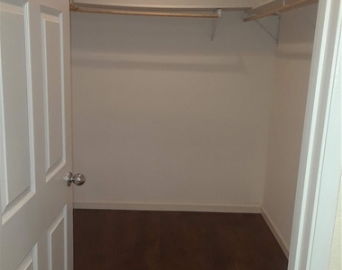 828 Greenwich Court - Photo Thumbnail 6