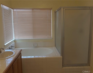 828 Greenwich Court - Photo Thumbnail 5