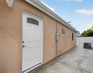 1316 1/2 Carlton Drive - Photo Thumbnail 3