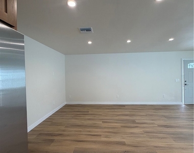8828 N Odessa Avenue - Photo Thumbnail 7