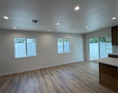 8828 N Odessa Avenue - Photo Thumbnail 10
